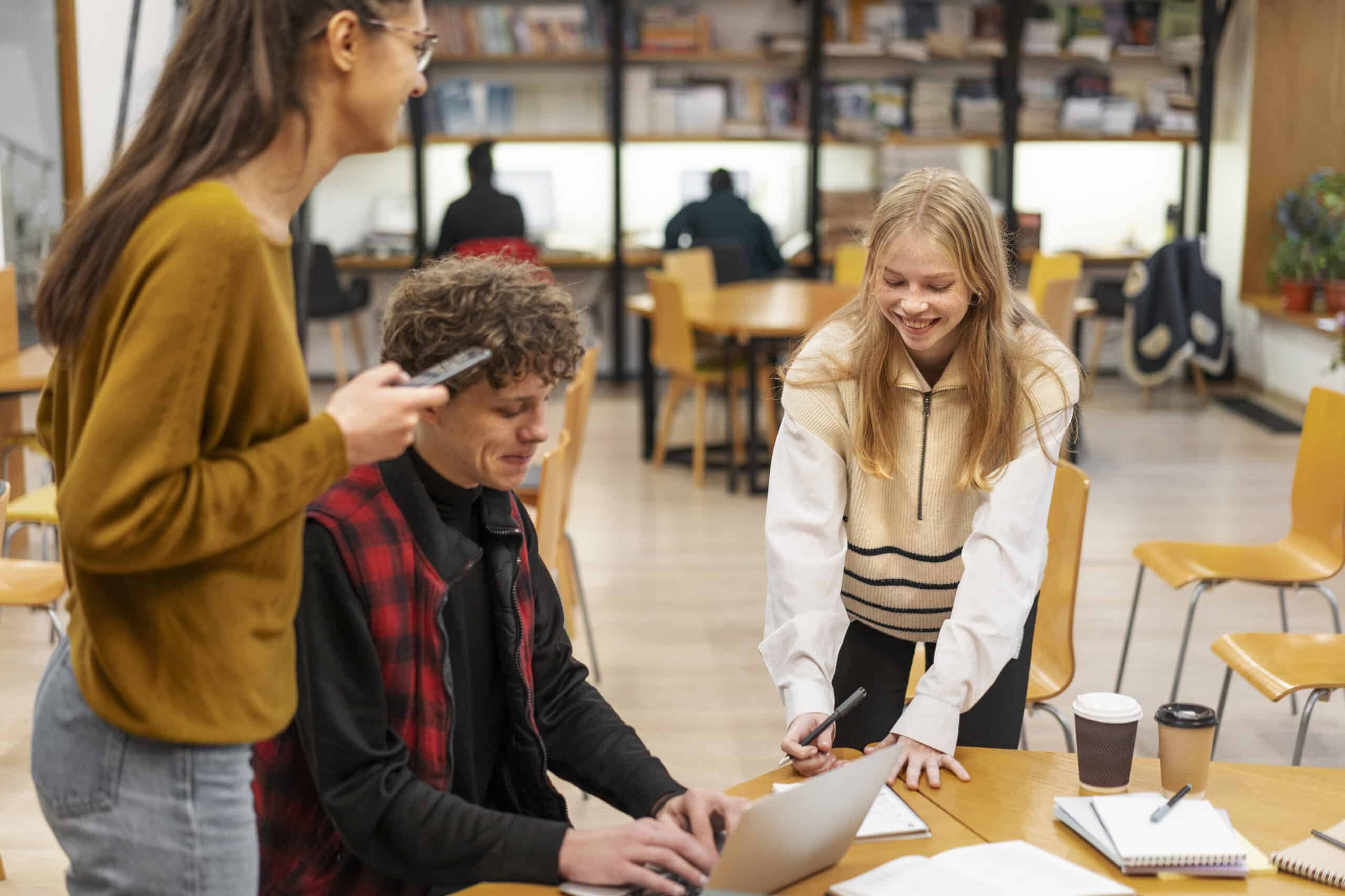 Studierende arbeiten gemeinsam in einer Bibliothek – Schließanlage für Bildungseinrichtungen schützt sensible Bereiche