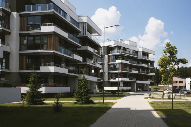 Modernes Mehrfamilienhaus mit Balkonen – Schließanlage für Wohnanlagen sorgt für kontrollierten Zutritt